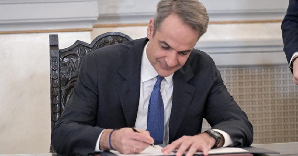 Να παραιτηθεί...